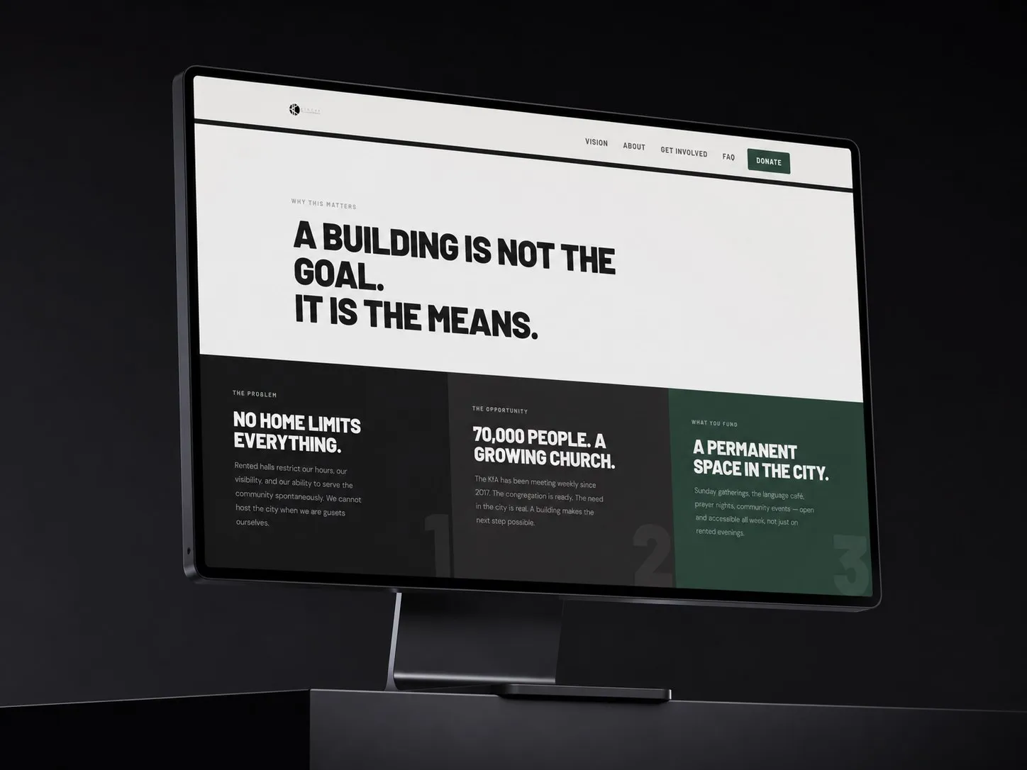 Landingpage der Spendenkampagne auf einem Bildschirm: große Überschrift „A building is not the goal. It is the means.“, darunter drei dunkle Felder.