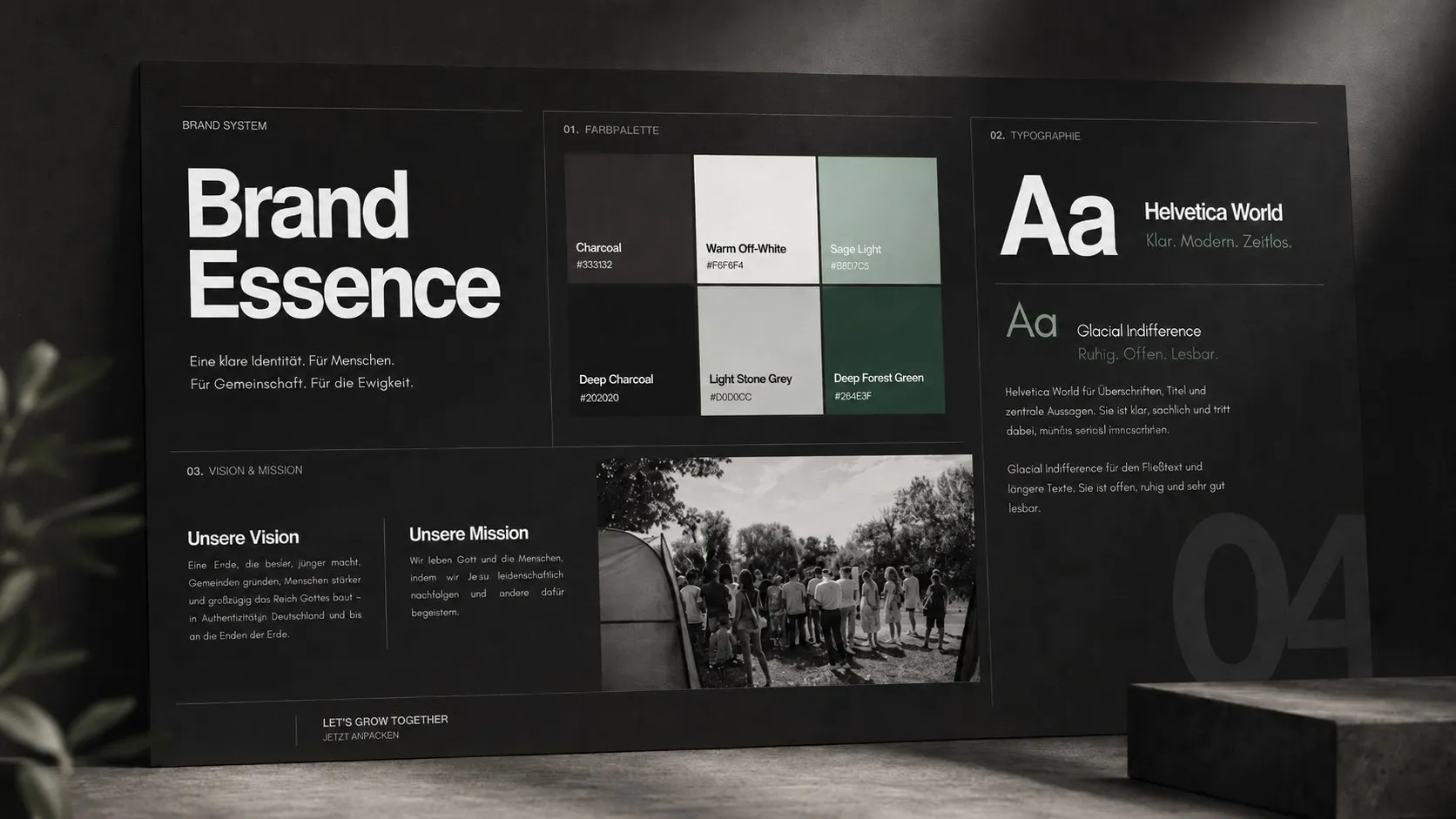 Markentafel der Kampagne: „Brand Essence“, Farbpalette von Anthrazit bis Waldgrün, Schriften und ein Foto der Gemeinde.